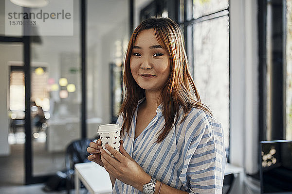 Porträt einer Geschäftsfrau bei einer Kaffeepause im Büro