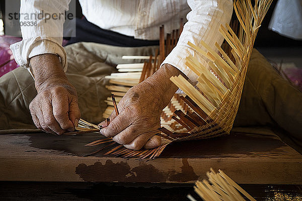 Japan  Takayama  Handwerker beim Korbflechten in der Werkstatt