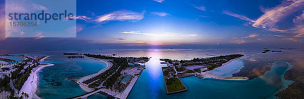 Malediven  Süd Male Atoll  Malediven Olhuveli-Lagune mit Strandbungalows bei Sonnenuntergang