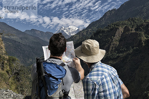 Zwei Wanderer beim Kartenlesen in Muri  Dhaulagiri Circuit Trek  Himalaya  Nepal