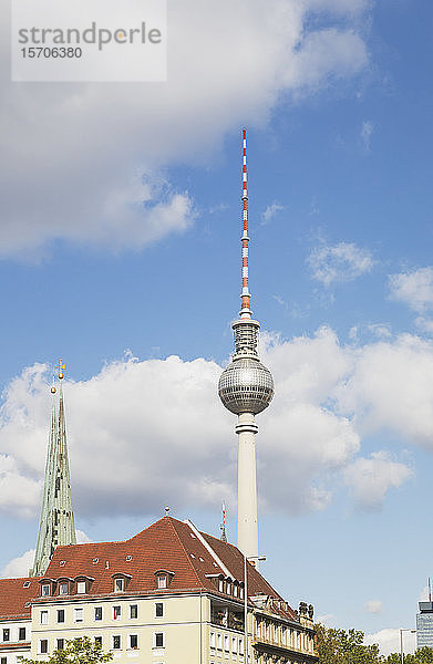 Deutschland  Berlin  Nikolausviertel  St. Nikolaus Kirche und Fernsehturm