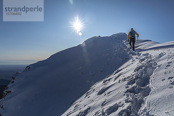 Bergsteigen auf verschneiten Bergen  Lecco  Italien