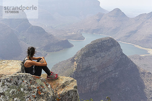 Frau sitzt auf einem Felsen mit schöner Landschaft als Hintergrund  Blyde River Canyon  Südafrika