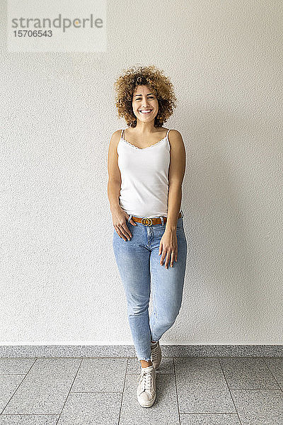 Lächelnde Frau mittleren Alters in Jeans