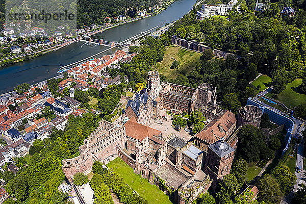Deutschland  Baden-Württemberg  Luftaufnahme von Heidelberg mit Schloss und Neckar