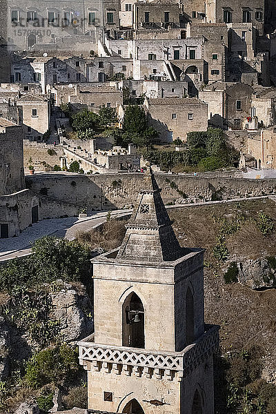 Italien  Basilikata  Matera  Ansicht der Altstadt mit dem Glockenturm San Pietro Caveoso