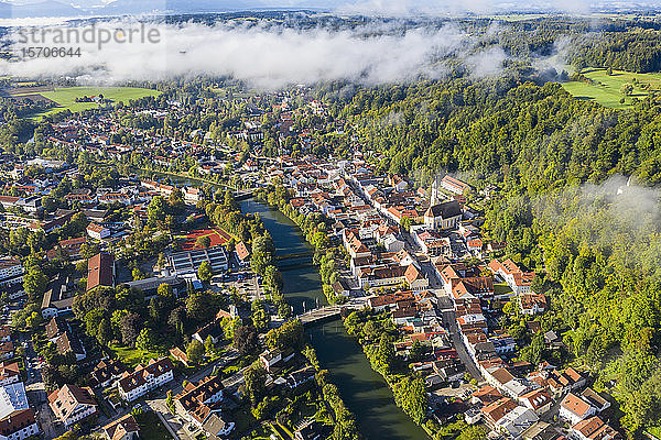 Deutschland  Bayern  Wolfratshausen  Luftaufnahme einer Landstadt entlang der Loisach