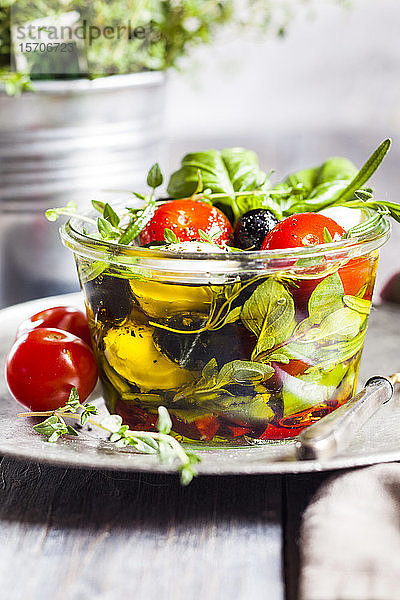 Glas frischer Caprese-Salat in Olivenöl eingelegt