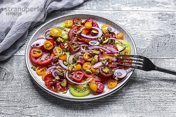 Tomatensalat mit roten Zwiebeln und Pistazien