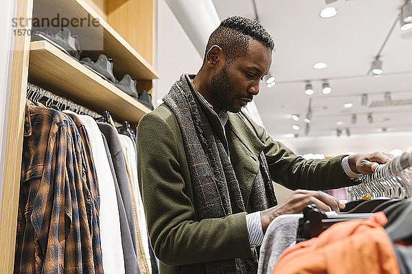 Stilvoller Mann beim Einkaufen in einem Bekleidungsgeschäft