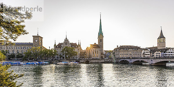 Schweiz  Kanton Zürich  Zürich  Fluss Limmat und Altstadtgebäude am Wasser bei Sonnenuntergang