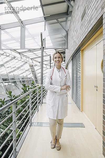 Porträt einer lächelnden Ärztin auf einem Durchgang