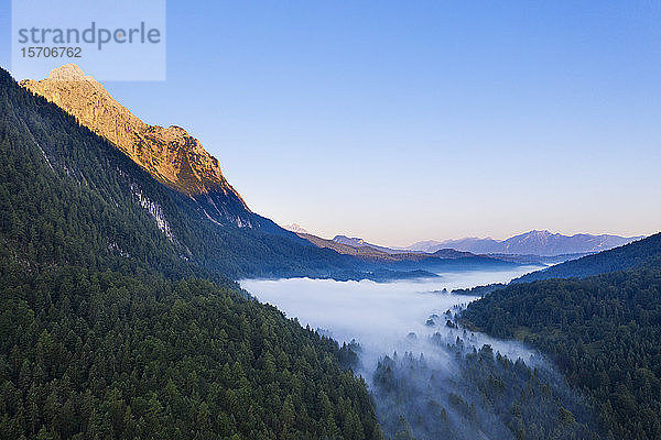 Deutschland  Bayern  Mittenwald  Luftaufnahme des in Morgennebel gehüllten Ferchensees