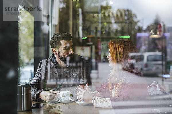 Ehepaar beim Gespräch in einem Café