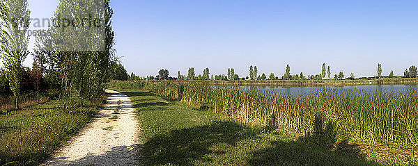 Italien  Emilia Romagna  Ferrara  Wanderweg in ländlicher Landschaft