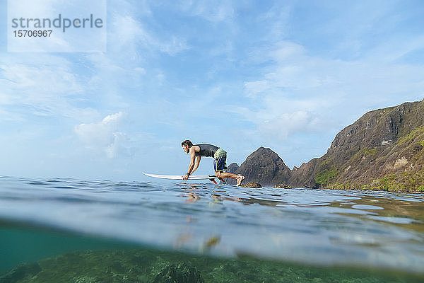 Surfer  der vom Stein springt  Insel Sumbawa  Indonesien