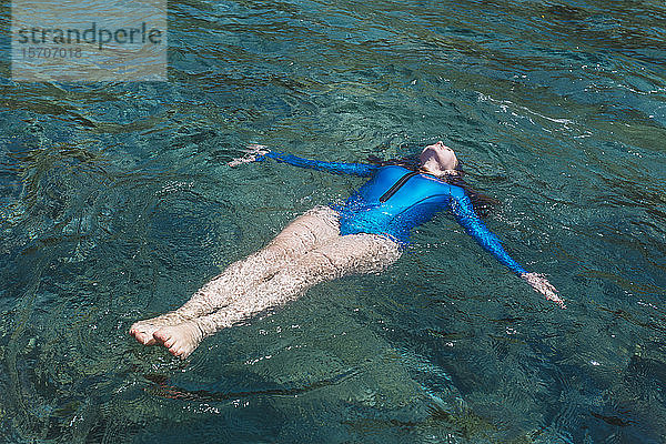 Junge Frau schwimmt auf dem Wasser  Nusa Penida   Bali  Indonesien