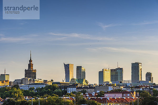 Polen  Woiwodschaft Masowien  Warschau  Skyline der Hauptstadt in der Abenddämmerung