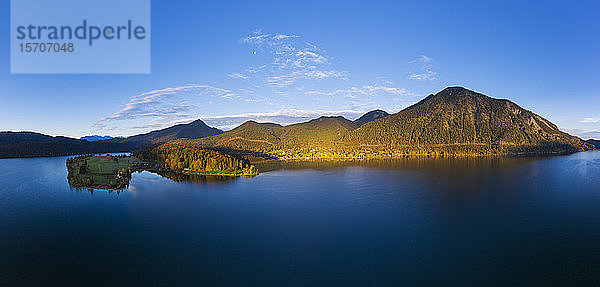 Deutschland  Bayern  Landschaftspanorama vom Walchensee und der Halbinsel Zwergern im Herbst