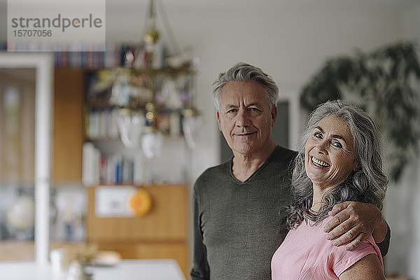 Porträt eines glücklichen älteren Ehepaares zu Hause