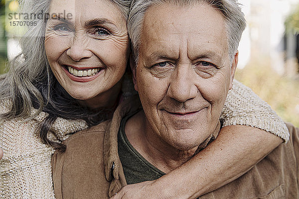 Porträt eines glücklichen älteren Paares im Freien
