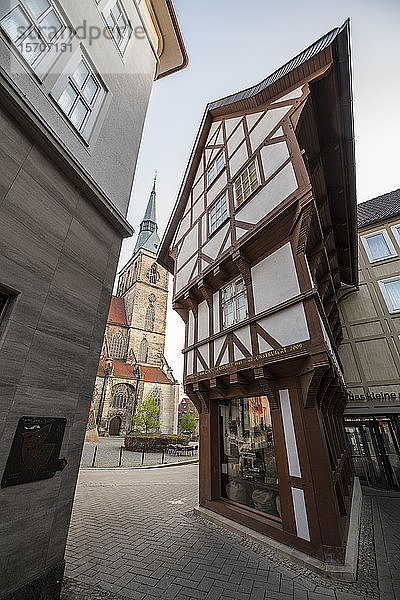 Deutschland  Niedersachsen  Hildesheim  Fachwerkhaus vor der Kirche St. Andreas