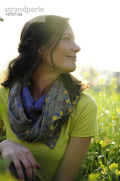 Bildnis einer Frau in der Natur  mit grünem T-Shirt und Schal