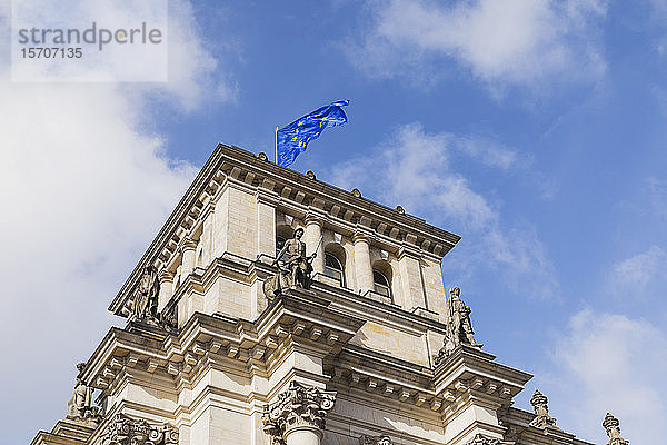 Deutschland  Berlin  Flagge der Europäischen Union auf der Spitze des Reichstagsgebäudes