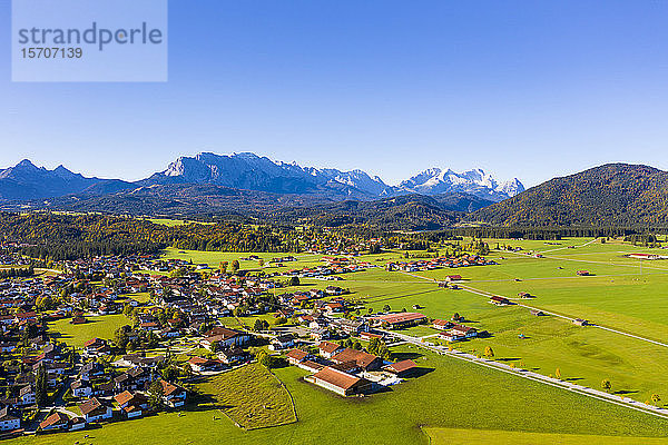 Deutschland  Bayern  Oberbayern  Werdenfelser Land  Krun  Luftaufnahme der grünen Felder und des Dorfes mit dem Wettersteingebirge im Hintergrund