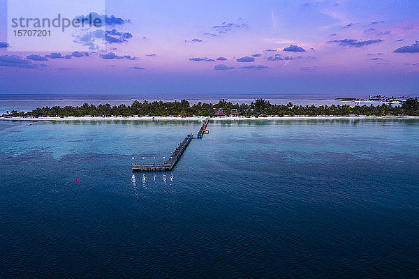 Malediven  Bodufinolhu  Luftaufnahme der Anlegestelle des Küstentourismusortes auf dem Süd Male Atoll in der Abenddämmerung