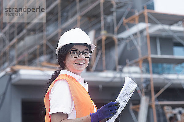 Weibliche Bauingenieurin prüft den Bau eines neuen Hauses