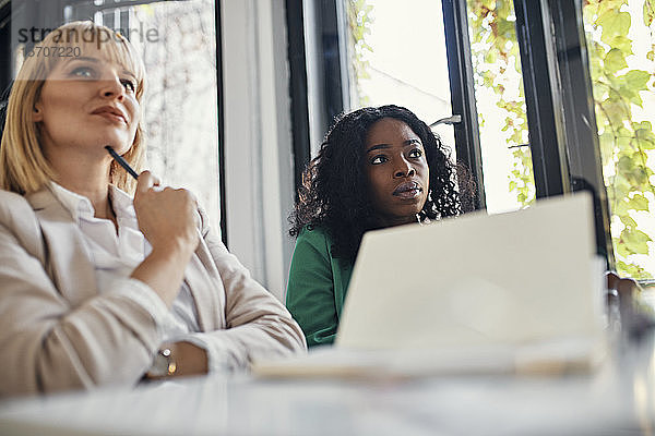 Geschäftsfrauen nehmen an einem Workshop im Konferenzraum teil