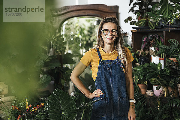 Porträt einer glücklichen jungen Frau in einem kleinen Gartenbaubetrieb