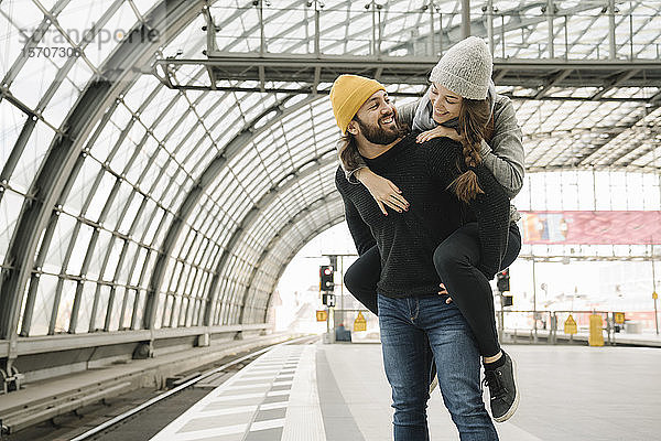 Glückliches junges Paar vergnügt sich auf dem Bahnsteig  Berlin  Deutschland