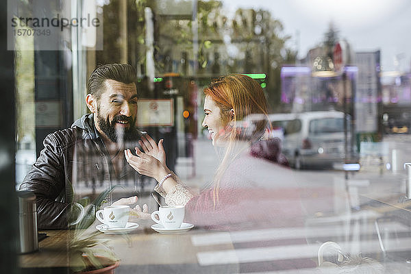 Ehepaar amüsiert sich gemeinsam in einem Café