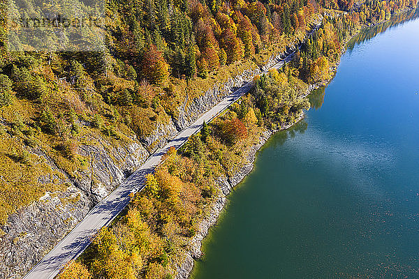 Deutschland  Bayern  Lenggries  Luftaufnahme einer leeren Autobahn  die sich im Herbst entlang des Ufers des Sylvenstein-Stausees erstreckt