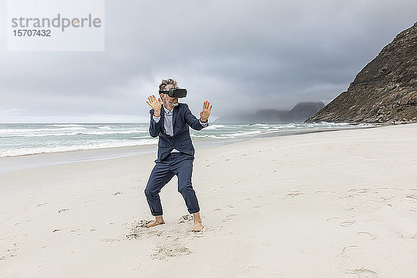 Geschäftsmann mit VR-Brille am Strand  Nordhoek  Western Cape  Südafrika