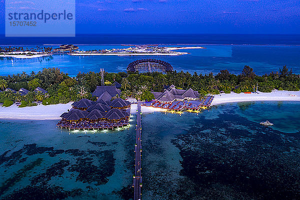 Malediven  Olhuveli  Luftaufnahme des Küsten-Touristenresorts auf dem Süd Male Atoll in der Abenddämmerung