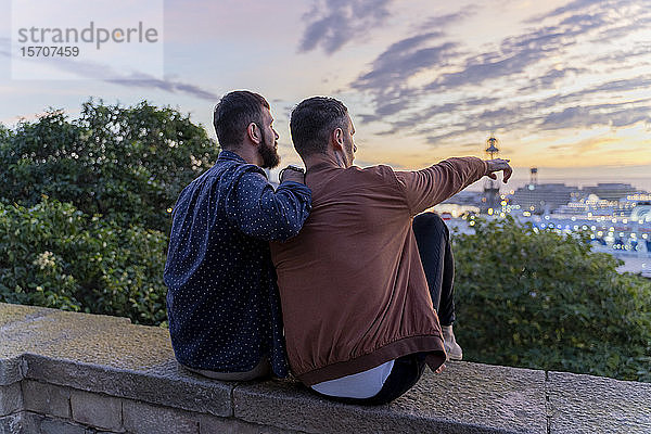Schwules Paar auf dem Aussichtspunkt über der Stadt mit Blick auf den Hafen  Barcelona  Spanien