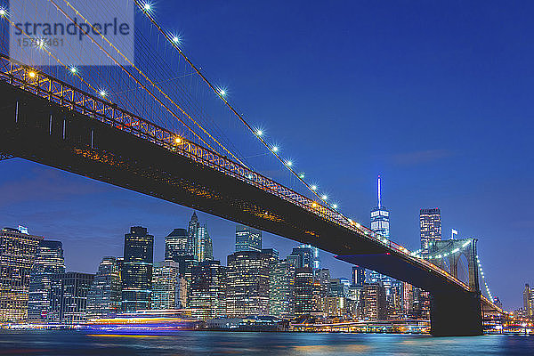 USA  New York  New York City  Brooklyn Bridge und Manhattan nachts beleuchtet