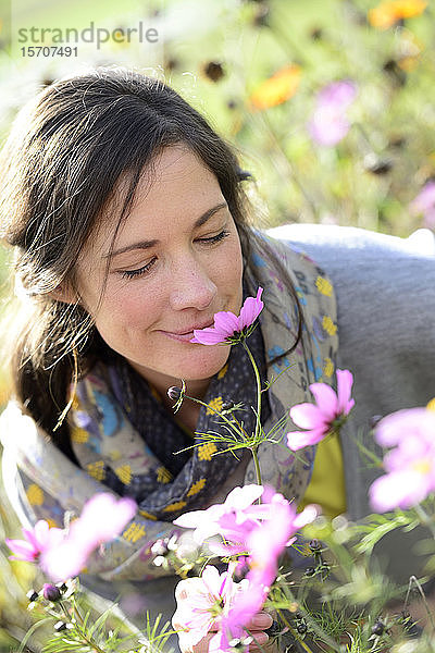 Porträt von Frauen  die an Wildblumen riechen  Blumenwiese