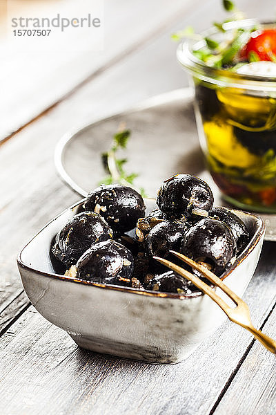 Schale mit schwarzen Oliven und Knoblauch