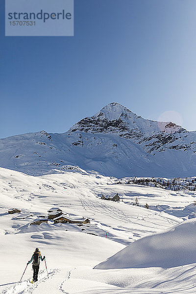 Frau wandert mit Schneeschuhen im Neuschnee in den Bergen  Valmalenco  Italien