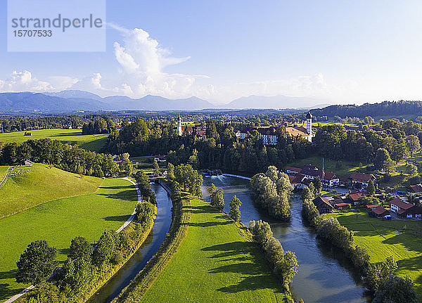 Deutschland  Bayern  Eurasburg  Luftaufnahme des Flusses Loisach und der Stadt auf dem Land