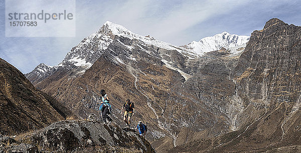 Wanderer am Tsaurabong-Gipfel  italienisches Basislager  Dhaulagiri-Rundwanderung  Himalaya  Nepal