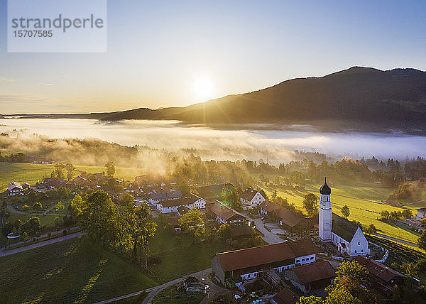 Deutschland  Oberbayern  Gaissach  Luftaufnahme des Isartals bei Sonnenaufgang
