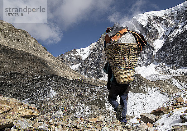 Gepäckträger am Chonbarden-Gletscher  Dhaulagiri Circuit Trek  Himalaya  Nepal