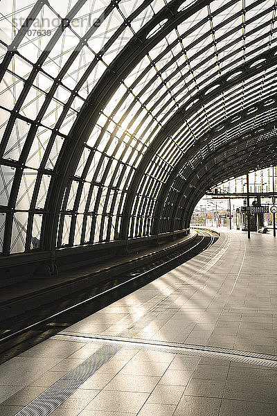 Leerer Bahnsteig am Hauptbahnhof  Berlin  Deutschland