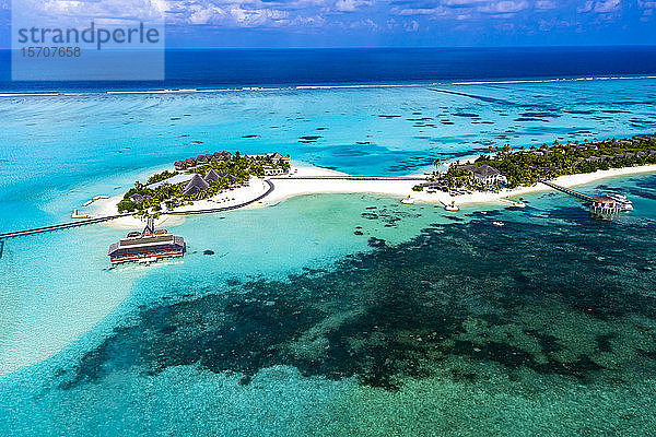 Malediven  Süd Male Atoll  Kaafu Atoll  Luftaufnahme der Resorts auf der Insel