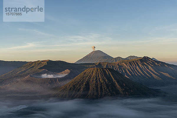 Indonesien  Ost-Java  Luftaufnahme des im Morgennebel gehüllten Mount Bromo
